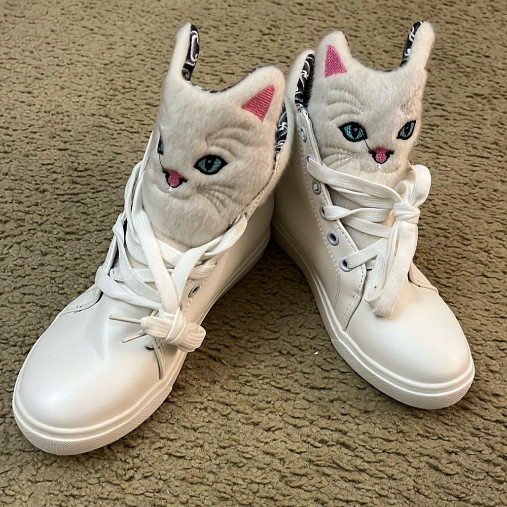 White cat sneakers, size 7, never worn